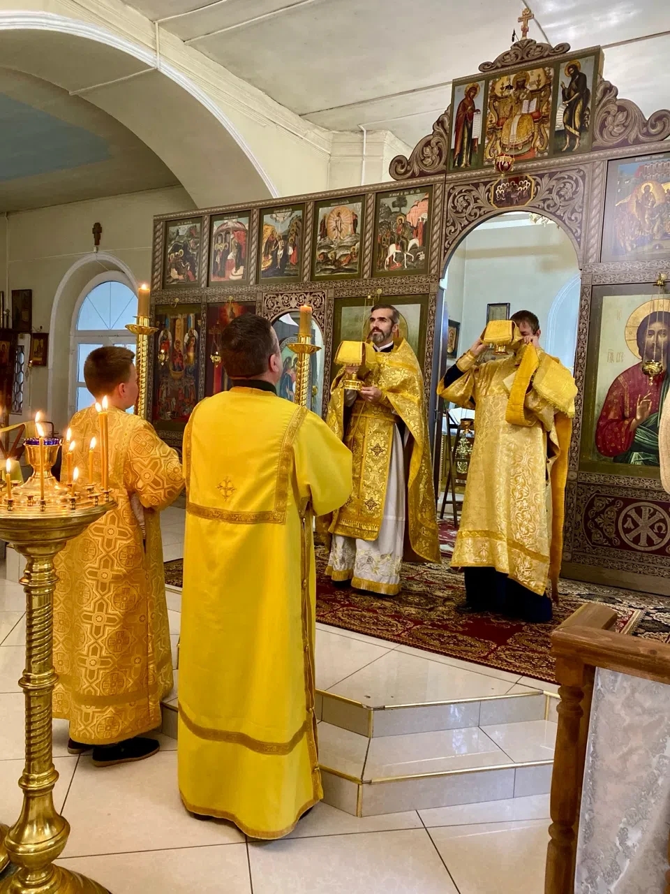 В Неделю 4-ю по Пятидесятнице, в Введенском храме совершили Божественную литургию.