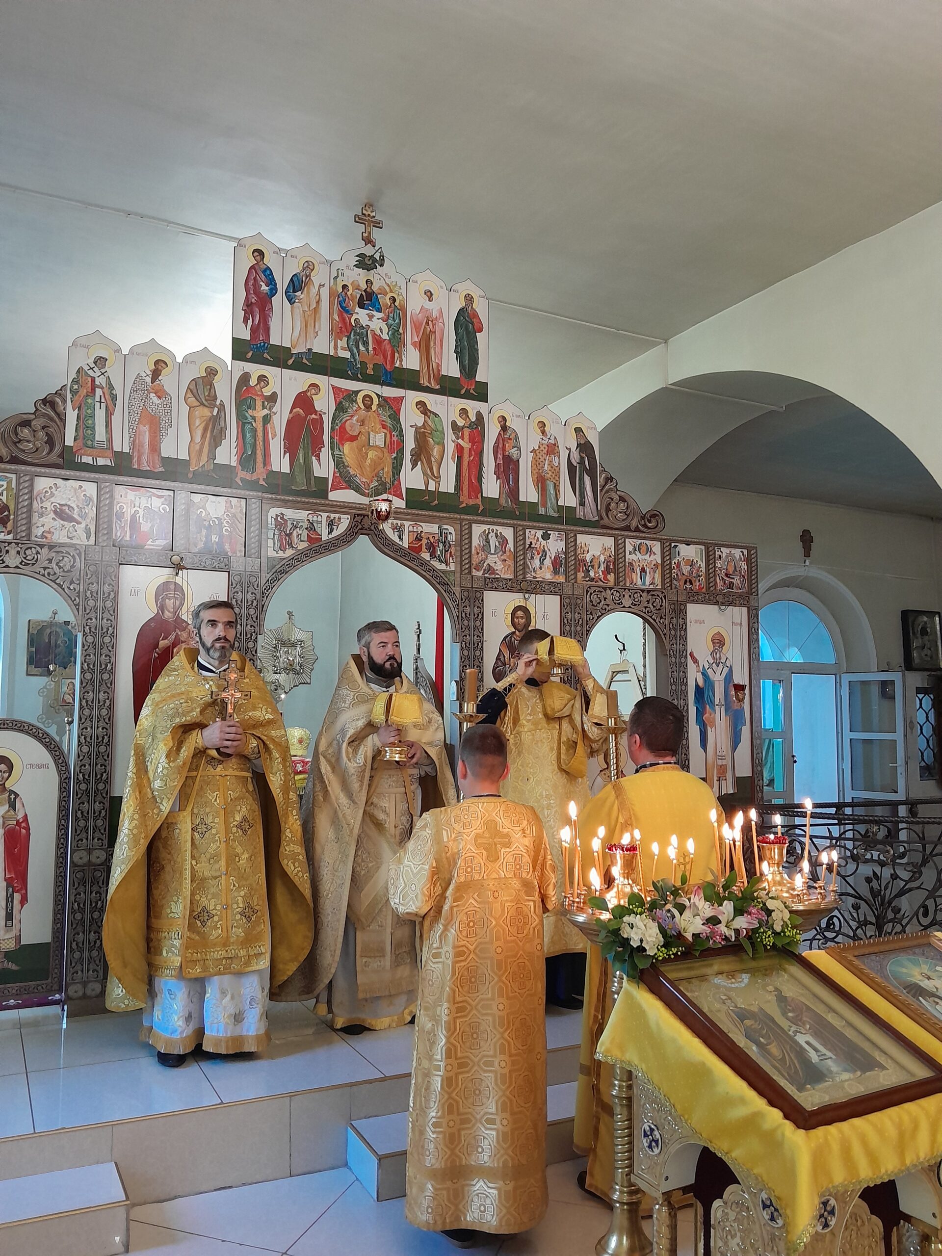 В Неделю 6-ю по Пятидесятнице, день памяти святых первоверховных апостолов Петра и Павла, архимандрит Владимир (Дяченко) возглавил Божественную литургию в Введенском храме