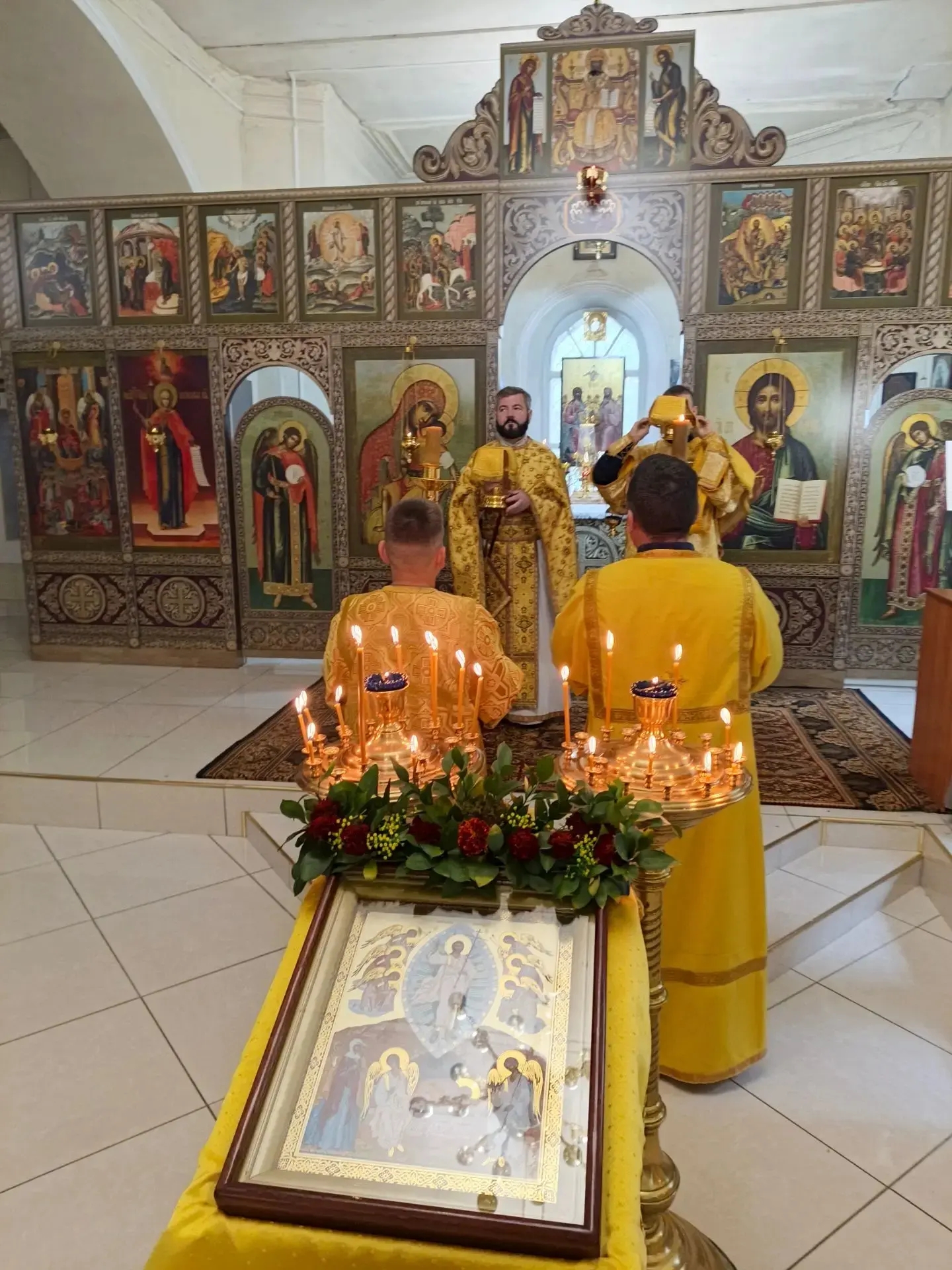 В Неделю 5-ю по Пятидесятнице архимандрит Владимир (Дяченко) возглавил Божественную литургию в Введенском храме