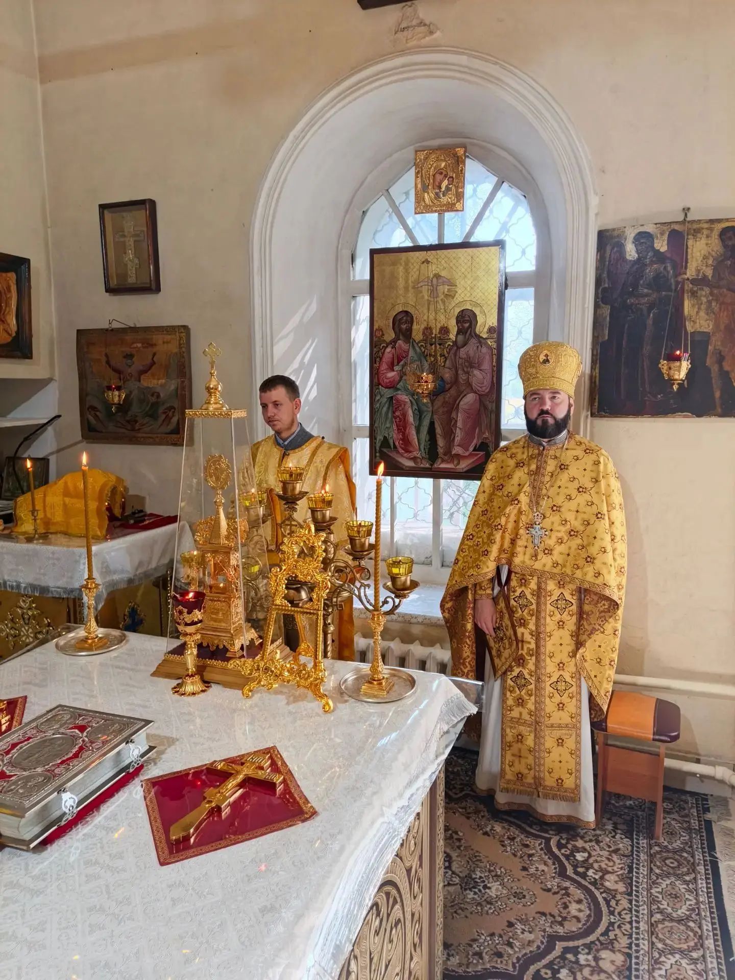 В Неделю 7-ю по Пятидесятнице архимандрит Владимир (Дяченко) возглавил Божественную литургию в Введенском храме.