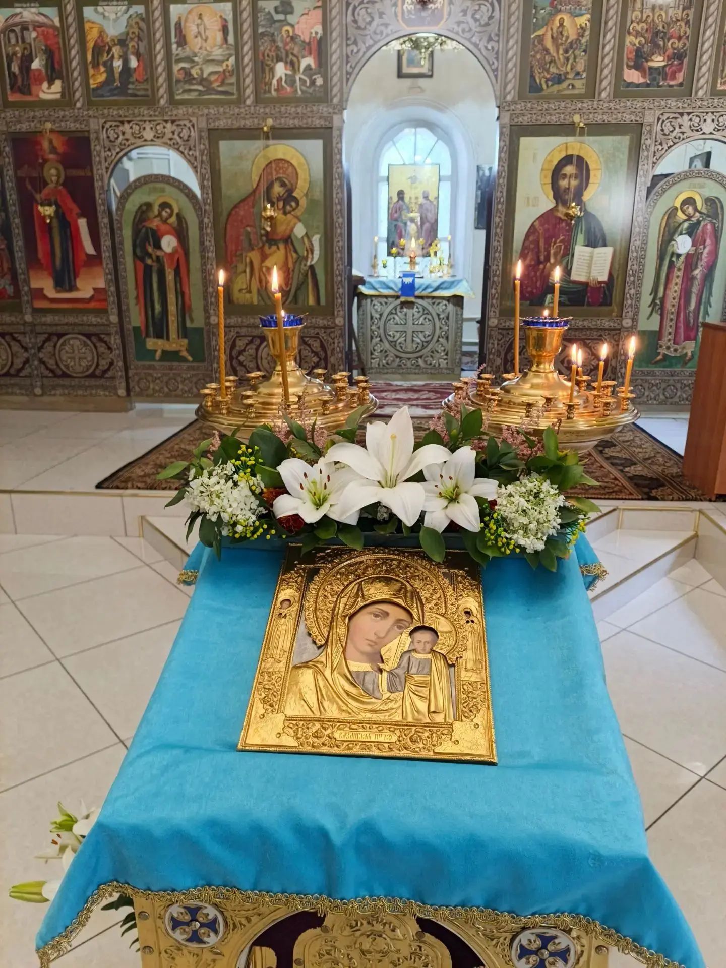 Накануне празднования явления иконы Пресвятой Богородицы во граде Казани (1579), в Введенском храме совершили Всенощное бдение.