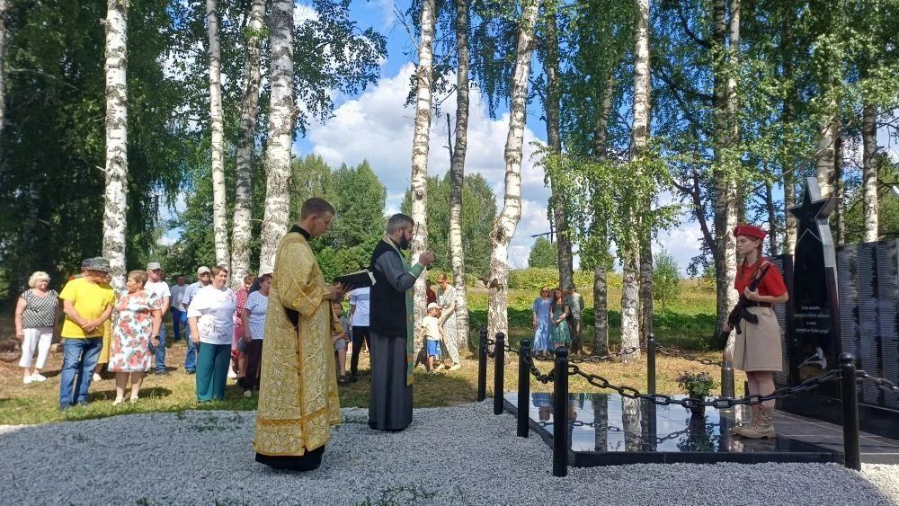 Архимандрит Владимир (Дяченко) освятил мемориальный памятник защитникам Отечества и совершил заупокойную литию