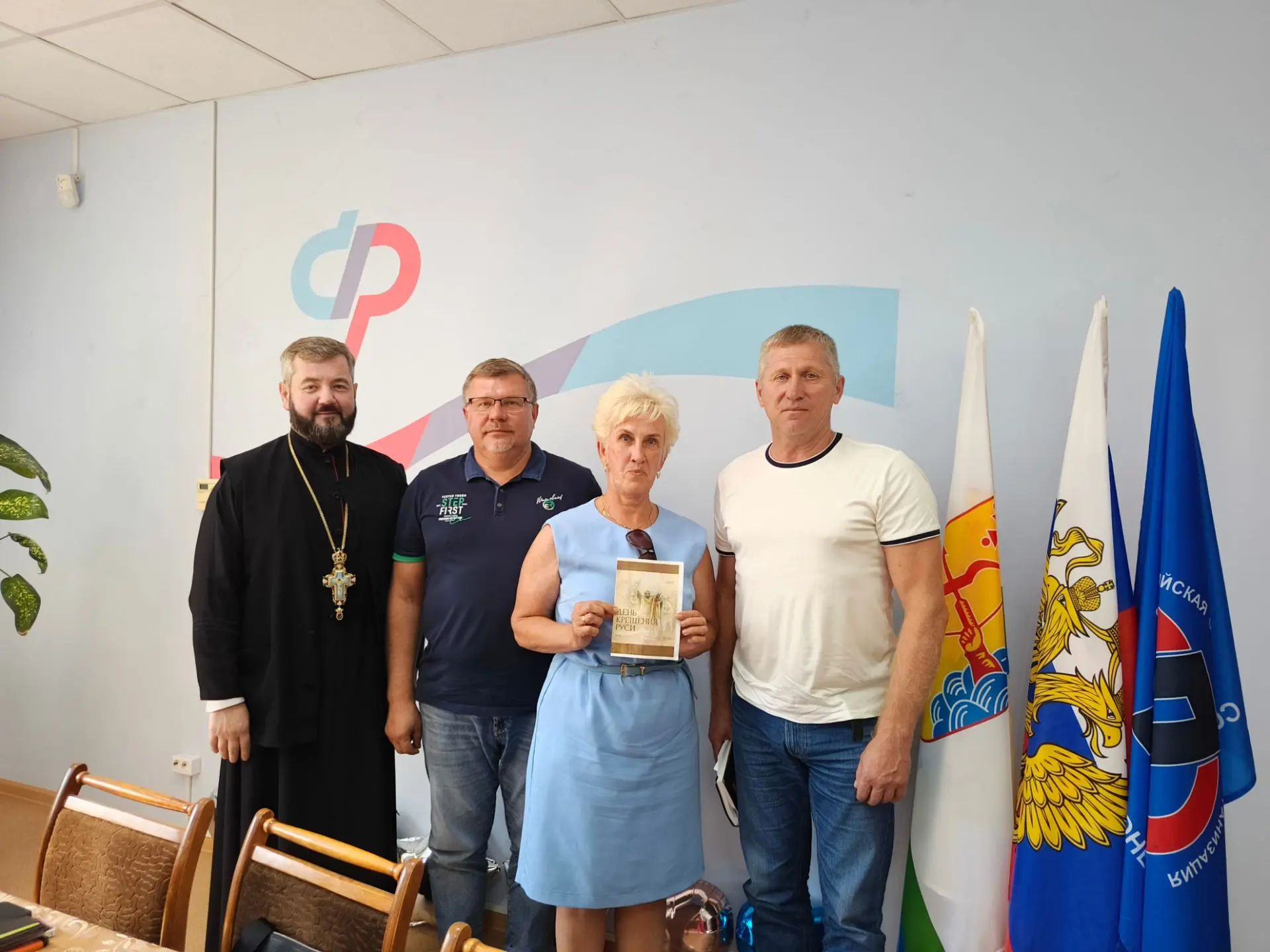 Архимандрит Владимир сегодня побывал в Центре общения старшего поколения на встрече с руководителем Благотворительного Фонда «За Вятку» Сергеем Александровичем Крутиковым и исполнительным директором АСМО Кировской области Андреем Дмитриевичем Макаровым