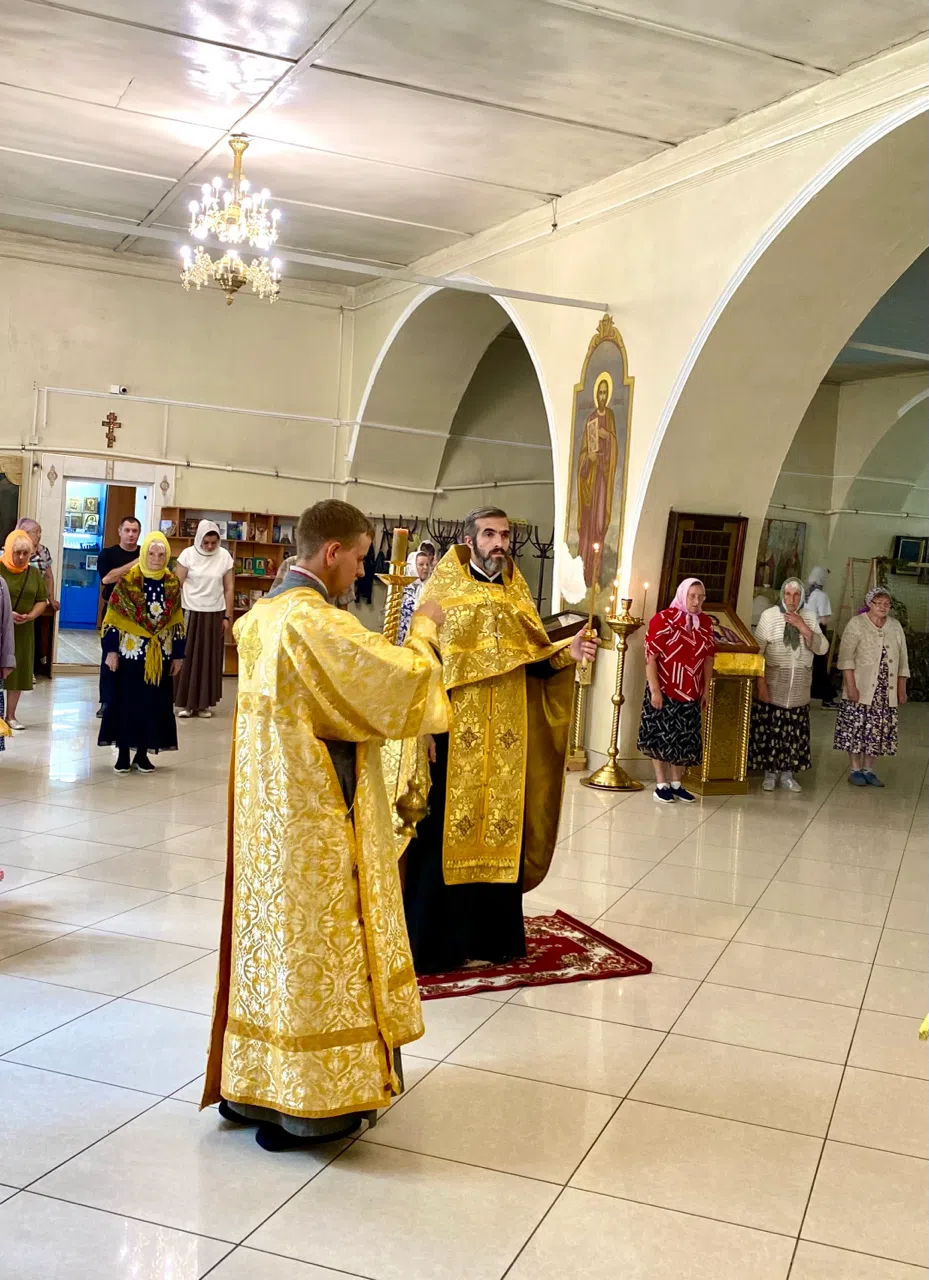 Накануне Недели 8-ой по Пятидеятнице, Собора Архангела Гавриила, в Введенском храме совершили Всенощное бдение.